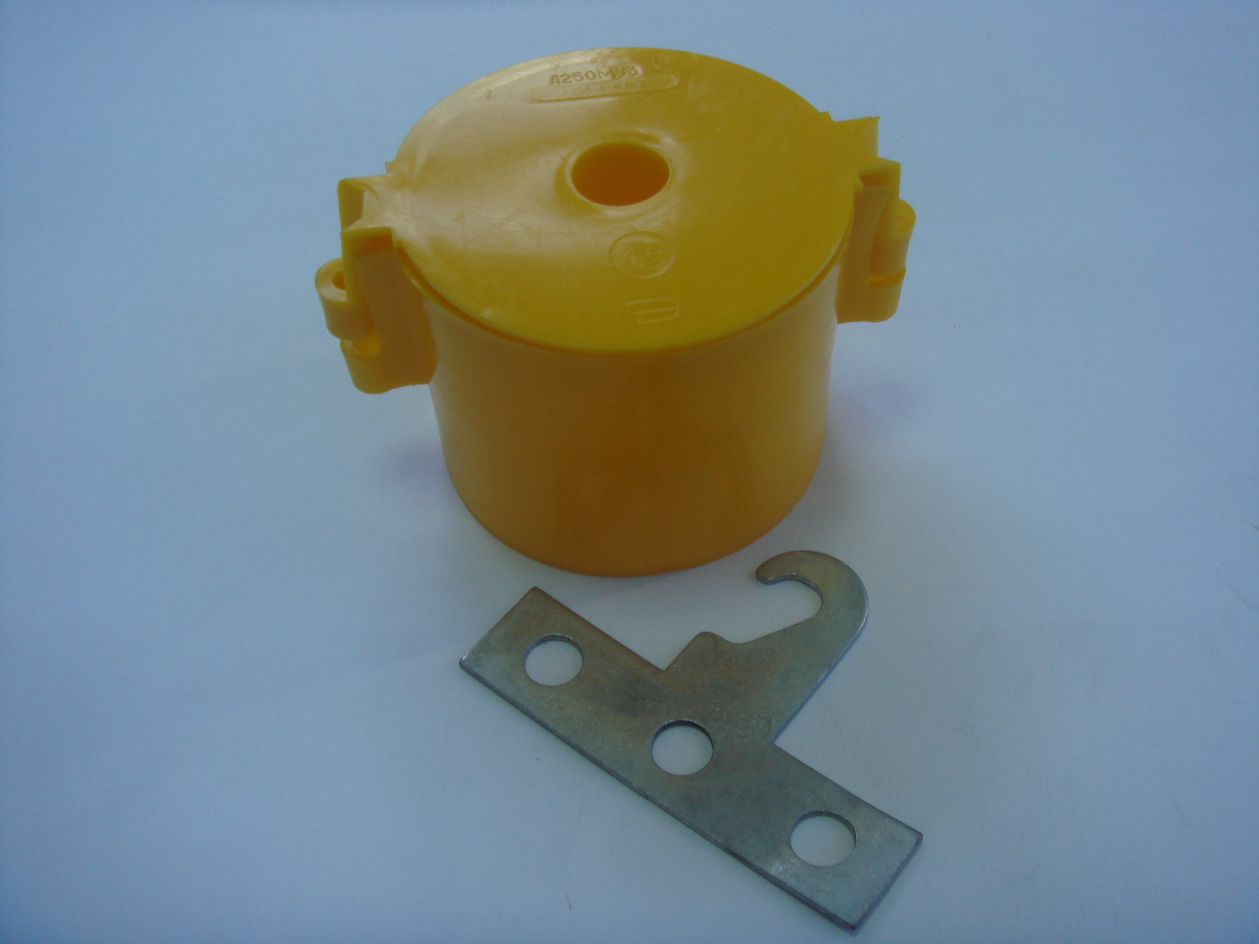 Коробка потол. Л253 75х62 с крюком(в бетон) ПЭМИ